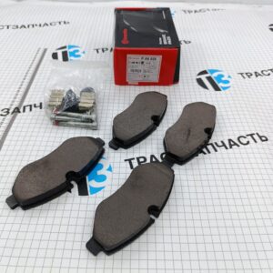 Тормозные колодки передние Iveco Daily 29/35/40/45/50/60/65 06> BREMBO (+скобы)