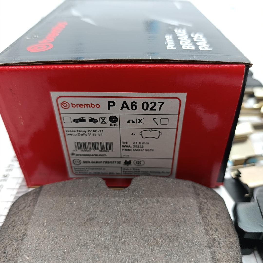 Тормозные колодки задние Iveco Daily 35с15 BREMBO (+скобы) - Миниатюра товара 2